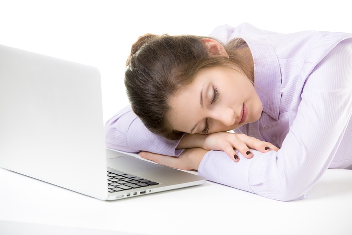 Фото женщины, уставшей от компьютера